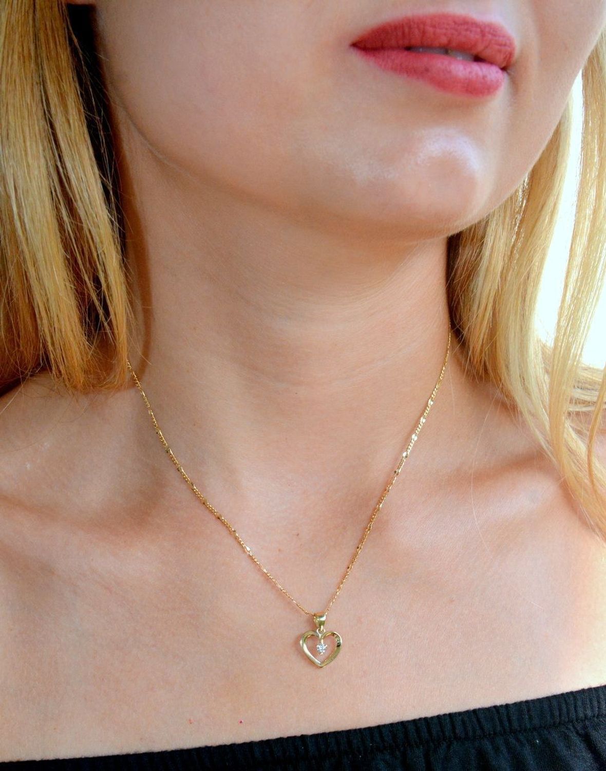 Złota zawieszka 375 serduszko z cyrkonią ZA 3112 375. Złota zawieszka 375. Złoty wisiorek serduszko z cyrkoniami. Złota zawieszka damska. Zawieszka damska serce próby 375. Złota zawieszka na prezent..jpg